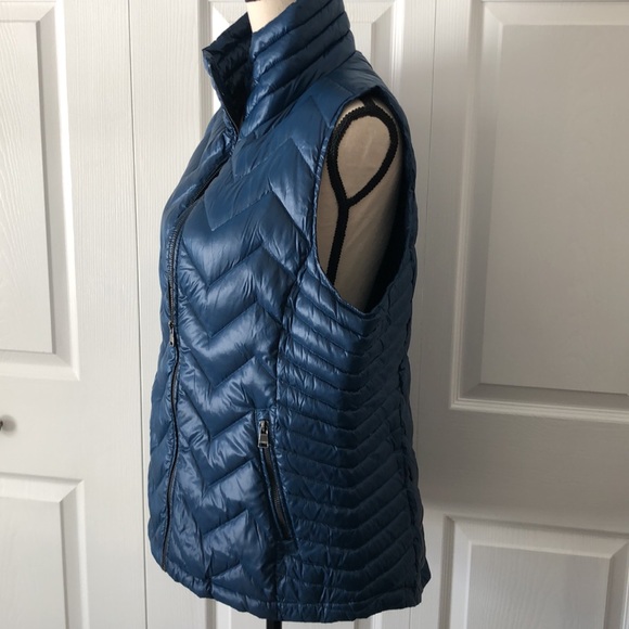 NWOT Calvin Klein Women’s Premium Down Zippered Vest with Headphone access, XL - Picture 6 of 11